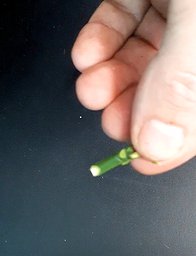 Gelöster Chip zwischen den Fingern